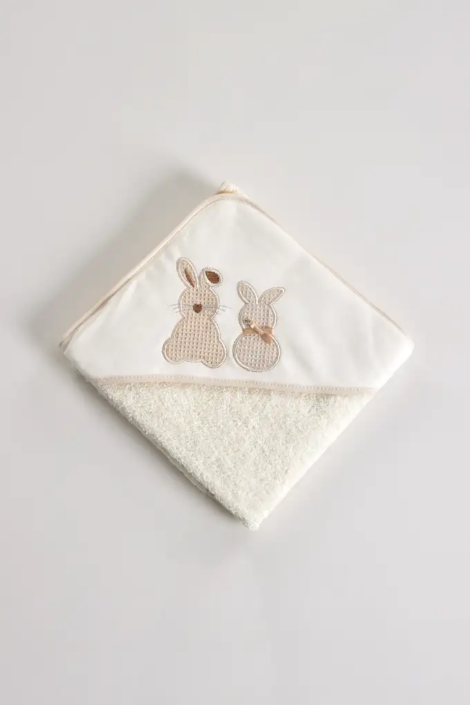 Toalha Banho Bebé bordado de Coelhos. - Image 2